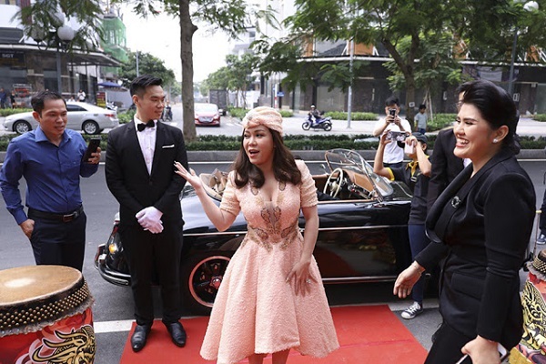 Nghệ sĩ Việt Hương tưng bừng khai trương cơ sở mỹ phẩm Hương Thị