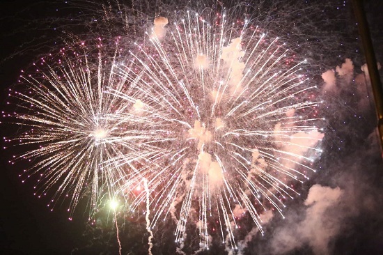 Cả nước tưng bừng đón năm mới 2020 với những màn bắn pháo hoa mãn nhãn