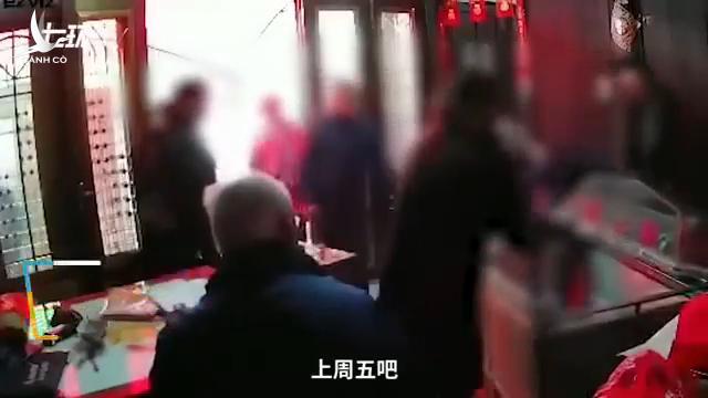 Mạng xã hội Trung Quốc dậy sóng cảnh con lật nắp quan tài, mắng bố đã khuất