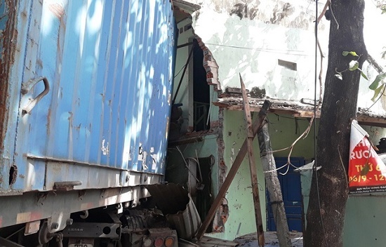 Bình Định: Xe đầu kéo tông sập 2 nhà dân, tài xế chết thảm trong cabin