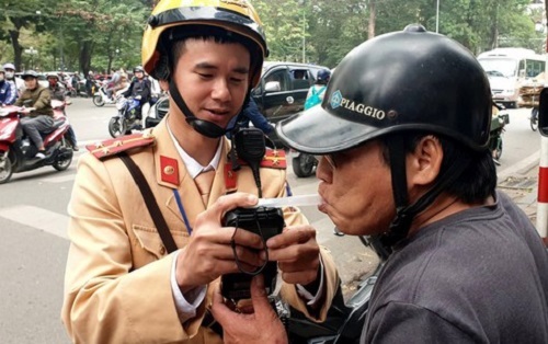 Hà Nội: Nhiều trường hợp vi phạm nồng độ cồn, tài xế chống đối CSGT khi bị xử phạt