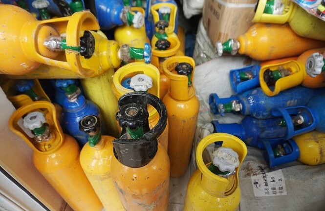 Hải Phòng: Bắt giữ 2 container chứa hơn 400 bình nghi khí cười