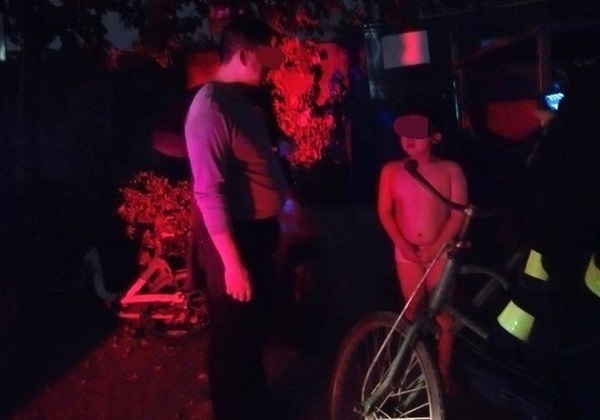 Cha phạt con mặc đồ lót đứng trong đêm lạnh khiến dân mạng phẫn nộ