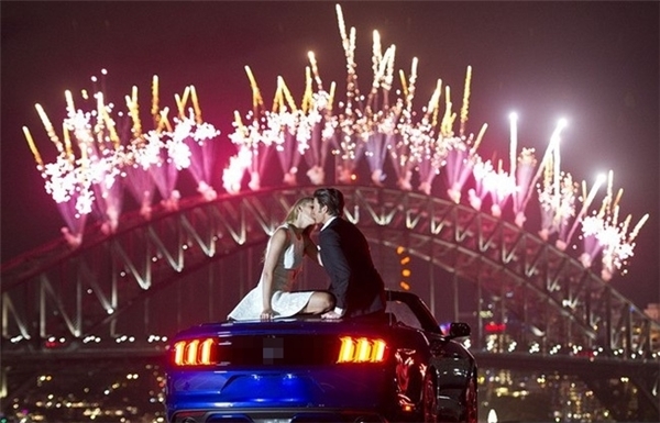 Bất ngờ ý nghĩa những nụ hôn đêm giao thừa