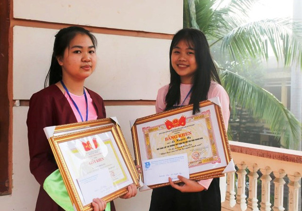 Khen thưởng hai nữ sinh trường nội trú nhặt được của rơi trả người đánh mất