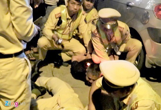 Tài xế say xỉn đánh CSGT khi bị yêu cầu đo nồng độ cồn