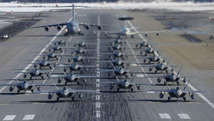 Chiêm ngưỡng dàn chiến đấu cơ F-22 Raptor của Mỹ trình diễn 