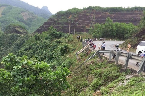 Tin tai nạn giao thông mới nhất ngày 9/1/2020: Xe bán tải lao xuống vực, tài xế tử vong tại chỗ