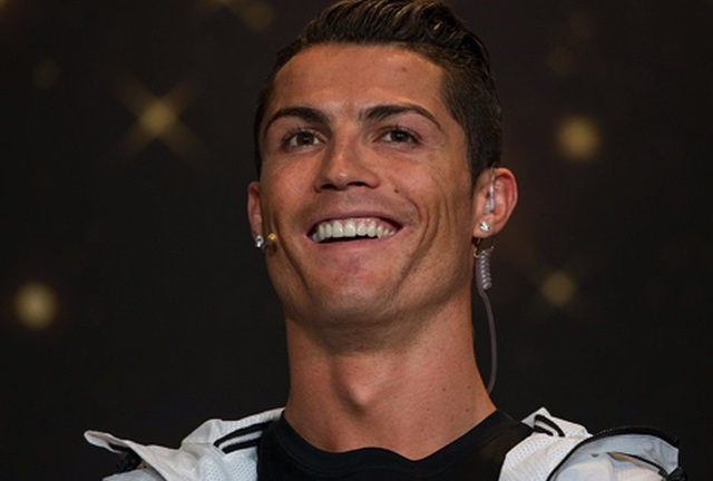 Thu nhập nghìn tỷ mỗi năm nhưng siêu sao Ronaldo sử dụng loại máy nghe nhạc chỉ hơn 4 triệu đồng