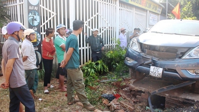 Tin tai nạn giao thông mới nhất ngày 11/1/2020: Xe tải va chạm nhóm học sinh, một em tử vong tại chỗ