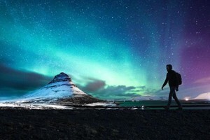 Sửng sốt trước khung cảnh tựa hành tinh lạ tại băng đảo ngày đông