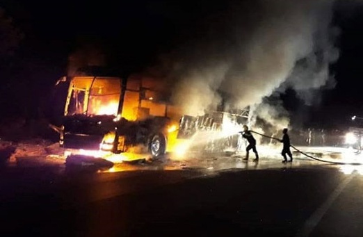 Hành khách hoảng loạn lao ra khỏi xe giường nằm bốc cháy