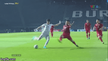 Video: Bùi Tiến Dũng phản xạ nhanh xuất thần cứu thua cho U23 Việt Nam