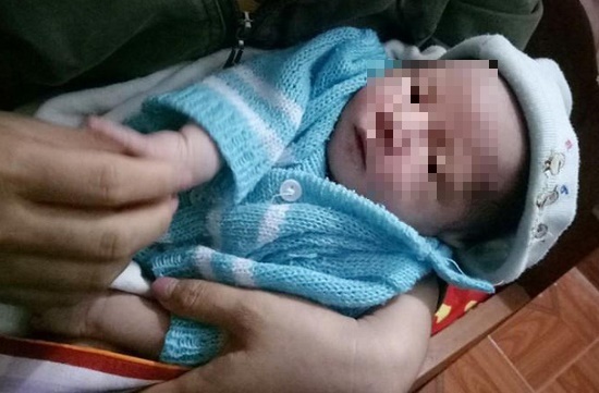Bé trai 20 ngày tuổi bị bỏ rơi trước cổng nhà cùng lá thư đẫm nước mắt của người mẹ