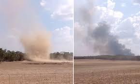 Lốc bụi kinh hoàng bất ngờ xuất hiện gần khu vực cháy rừng ở Australia