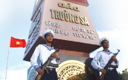 Trường Sa lưng trời mây thẳm