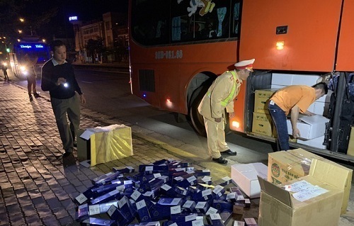 Kiểm tra xe khách, phát hiện thùng ghi 