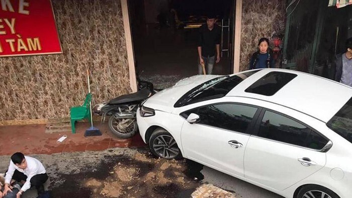 Video: Tài xế say rượu, gây tai nạn ở Hà Nội