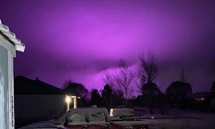 Hiện tượng kỳ lạ: Bầu trời Mỹ bất ngờ bao phủ một màu tím đậm