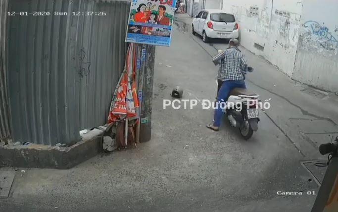 Trộm xe máy nhanh như chớp trong ngõ vắng nhưng lặng lẽ để lại mũ bảo hiểm cho chủ xe