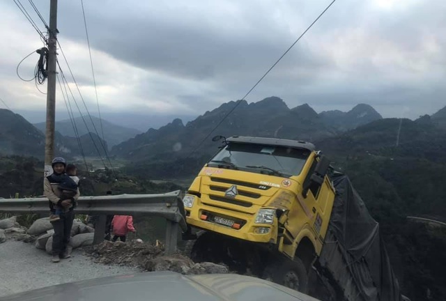 Video: Kinh hoàng khoảnh khắc xe tải mất đà khi đang lên đèo, rơi tự do xuống vách núi