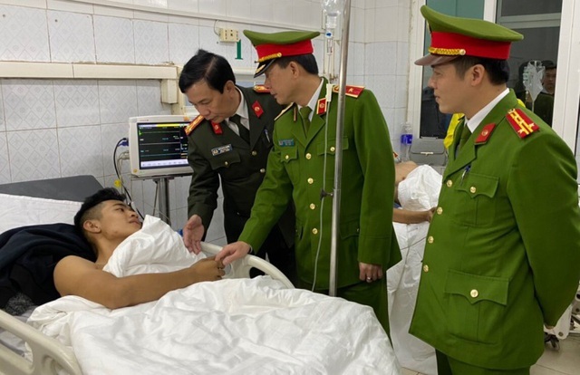 Nhường mặt nạ phòng độc cứu người, 3 chiến sĩ chữa cháy phải nhập viện cấp cứu