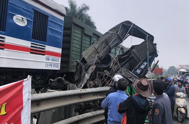 Tin tai nạn giao thông mới nhất ngày 18/1/2020: Băng qua đường sắt, ôtô bị tàu hỏa cán nát