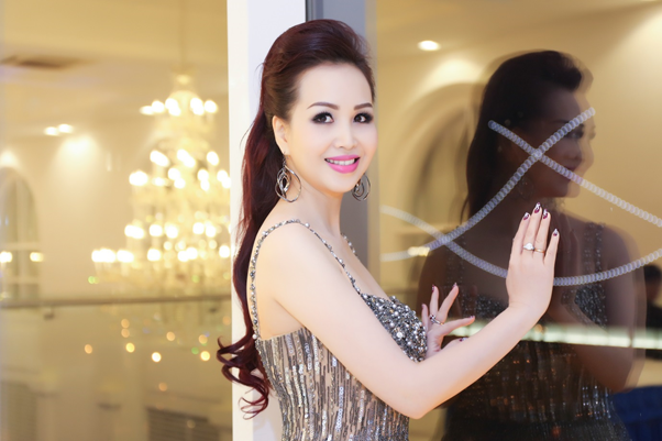 Hoa Hậu Diệu Hoa 'Đừng hoài phí nhan sắc vào những thẩm mỹ kém chất lượng'