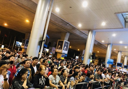 Nửa đêm, sân bay Tân Sơn Nhất vẫn chật kín vì người dân đón thân nhân về ăn Tết