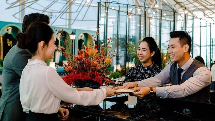 Nhân viên sân bay trả lại tài sản trị giá hơn 2 tỷ đồng cho hành khách để quên