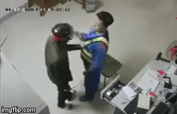 Video: Nhân viên cây xăng nhanh trí “hóa giải” đòn đâm dao trí mạng, quật ngã tên cướp