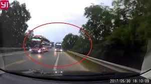 Video: Xe khách lấn làn, phanh không kịp nên đã đâm vào ôtô con