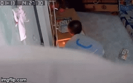 Video: Thót tim cảnh ổ điện bốc cháy dữ dội bên cạnh bé gái đang chơi