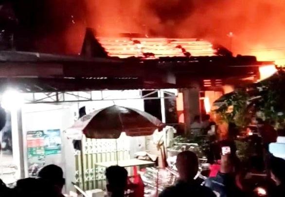 Tin tức thời sự mới nóng nhất hôm nay 21/1/2020: Tiệm tạp hóa cháy lớn trong đêm, thiệt hại hàng tỷ đồng