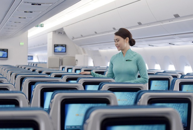 Tiếp viên Vietnam Airlines trả lại cả túi kim cương khách quên trên máy bay