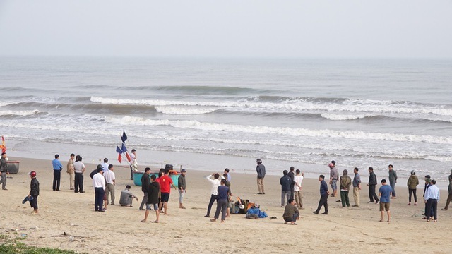 Vụ 2 học sinh mất tích khi tắm biển Hà Tĩnh: Đã tìm thấy một thi thể