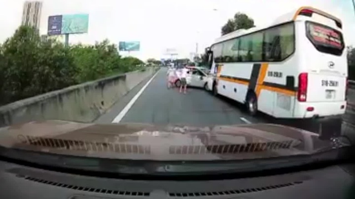 Video: Hung hăng chèn xe khách, xe con nhận kết 
