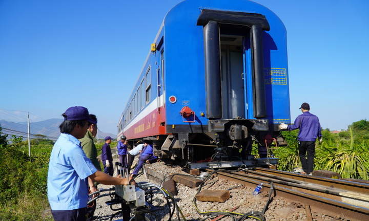 Sau sự cố tàu SE7 trật bánh, đường sắt Bắc - Nam đã được thông tuyến trở lại