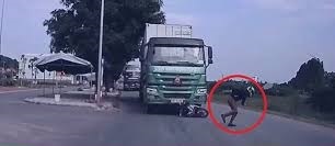 Video: Thanh niên nhảy người tránh xe đâm và thoát chết một cách ngoạn mục