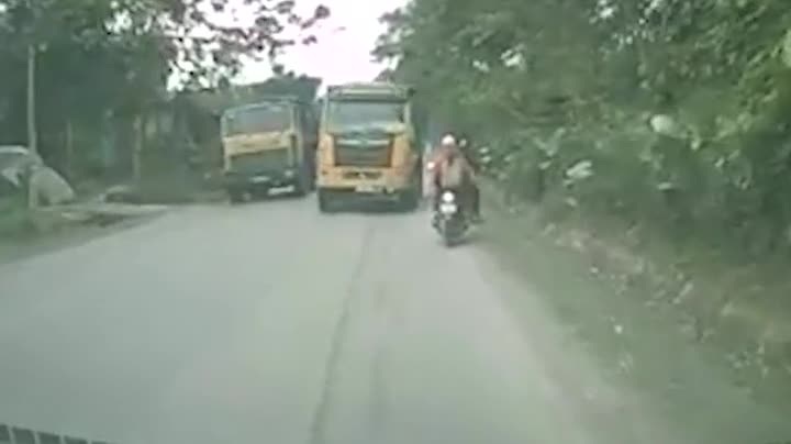 Video: Rùng mình xe ben vượt ẩu suýt gây tai nạn cho hàng loạt phương tiện đi ngược chiều