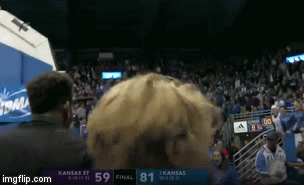 Video: Cầu thủ bóng rổ choảng nhau như trên võ đài, suýt cầm ghế phang đối thủ