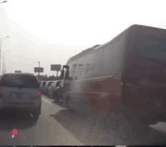 Video: Chuyển làn không quan sát, bán tải bị đâm văng, nằm phơi bụng giữa đường
