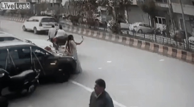 Video: Mải chụp hình tự sướng giữa đường, cô gái bị cướp giật điện thoại nhanh như chớp