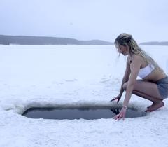 Kỳ lạ: Cô gái nóng bỏng trầm mình xuống hồ băng để tập thể dục buổi sáng