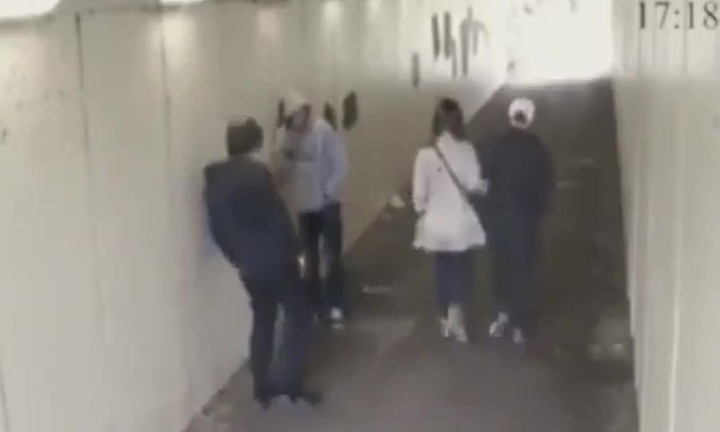 Trêu chọc bạn gái của võ sĩ đấm bốc, hai thanh niên lực lưỡng bị hạ gục chỉ sau vài giây