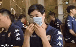 Video: Công Phượng đeo khẩu trang theo cách 