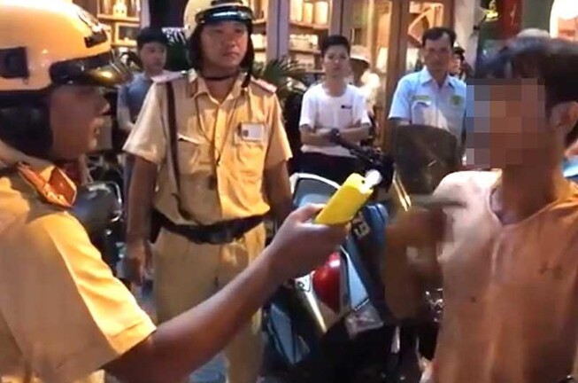 Máy kiểm tra nồng độ cồn có gây lây nhiễm virus corona?