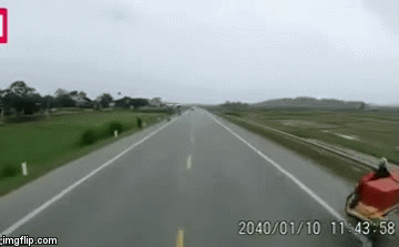 Video: Thót tim cảnh nam thanh niên va vào tấm ván rồi trượt dài trên đường