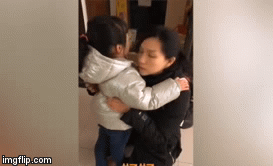 Nữ y tá ngấn lệ chia tay con gái, tình nguyện tới vùng tâm dịch corona Vũ Hán