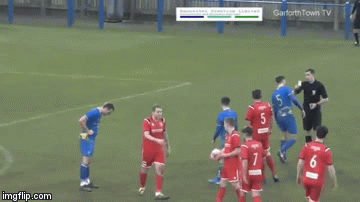 Chuyện hiếm: Trọng tài rút 3 thẻ liên tiếp truất quyền thi đấu của một cầu thủ